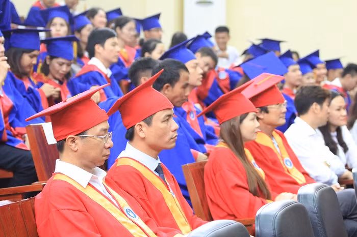 Trong số các tân thạc sĩ được nhận bằng tốt nghiệp, có 24 thạc sĩ là lưu học sinh nước ngoài. Đợt trao bằng tốt nghiệp này nâng tổng số thạc sĩ, tiến sĩ đủ điều kiện tốt nghiệp năm 2018 của Trường lên 408. Ảnh của Xuân Quang.