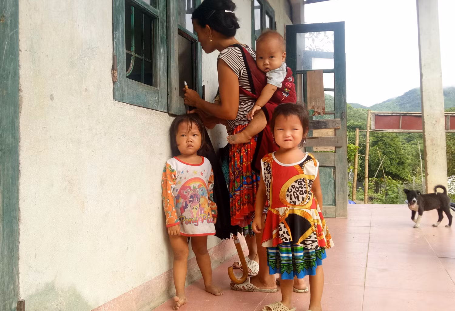 “Thanh Hóa nên tiết kiệm ngân sách trong việc tổ chức lễ kỷ niệm 990 năm danh xưng Thanh Hóa và dùng số tiền đó vào những việc cần thiết hơn như xây dựng trường học, y tế, nâng cao chất lượng đời sống nhân dân, an sinh xã hội...". Trong ảnh tư liệu: Những đứa trẻ vùng cao Mường Lát có nguy cơ thất học. “Thanh Hóa nên tiết kiệm ngân sách trong việc tổ chức lễ kỷ niệm 990 năm danh xưng Thanh Hóa và dùng số tiền đó vào những việc cần thiết hơn như xây dựng trường học, y tế, nâng cao chất lượng đời sống nhân dân, an sinh xã hội...". Trong ảnh tư liệu: Những đứa trẻ vùng cao Mường Lát có nguy cơ thất học.