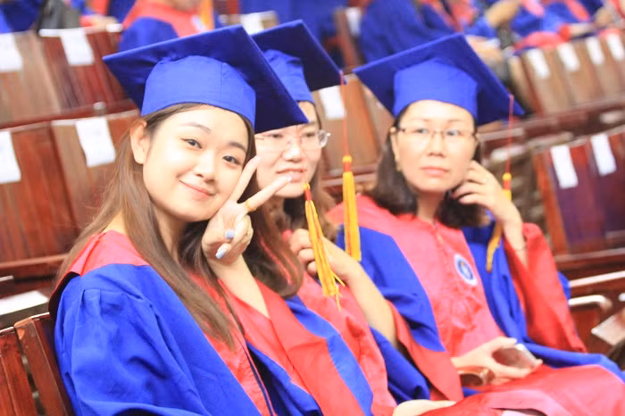 Một tân thạc sĩ "làm dáng" trước khi Lễ trao bằng tiến sĩ và thạc sĩ diễn ra. Ảnh của Xuân Quang.