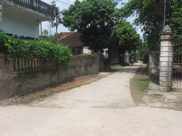 Một góc đường làng vào thôn Phú Giáp, xã Yên Phong.