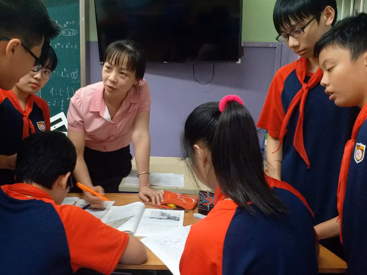Cô giáo Nguyễn Thu Thủy dạy môn lịch Sử - Trường trung học cơ sở & trung học phổ thông Nguyễn Bỉnh Khiêm: Tôi nhận thấy mình không nên thay đổi người khác mà phải tự thay đổi chính mình. Ảnh: Tùng Dương. Cô giáo Nguyễn Thu Thủy dạy môn lịch Sử - Trường trung học cơ sở & trung học phổ thông Nguyễn Bỉnh Khiêm: Tôi nhận thấy mình không nên thay đổi người khác mà phải tự thay đổi chính mình. Ảnh: Tùng Dương.