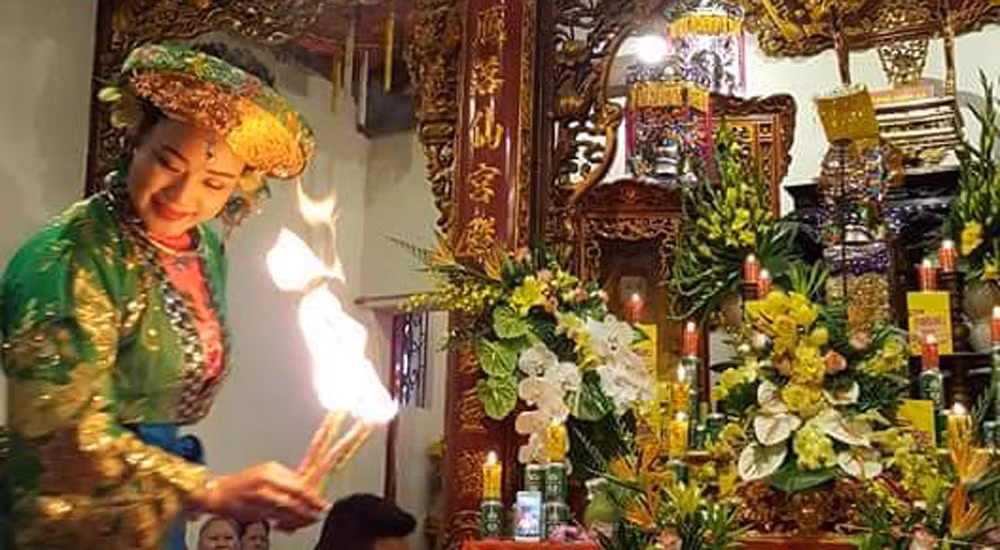 Hầu đồng là tín ngưỡng văn hoá chỉ để giải toả tâm lý, không thể mang lại giàu sang hay chức quyền. Ảnh: Thanh Huyền. Hầu đồng là tín ngưỡng văn hoá chỉ để giải toả tâm lý, không thể mang lại giàu sang hay chức quyền. Ảnh: Thanh Huyền.