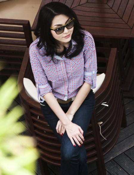 Giản dị nhưng cũng cực kỳ năng động, hiện đại với kính gọng màu thời trang. (Ảnh: tienphong) Xem thêm: Thời trang Tăng Thanh Hà / Bộ sưu tập váy xinh chào hè 2012/ Những điểm xấu "khó đỡ" của Sao Việt.