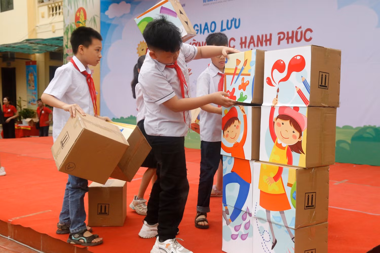 Học sinh tiểu học Hải Dương thi vẽ tại chỗ hưởng ứng cuộc thi (Ảnh: TA)