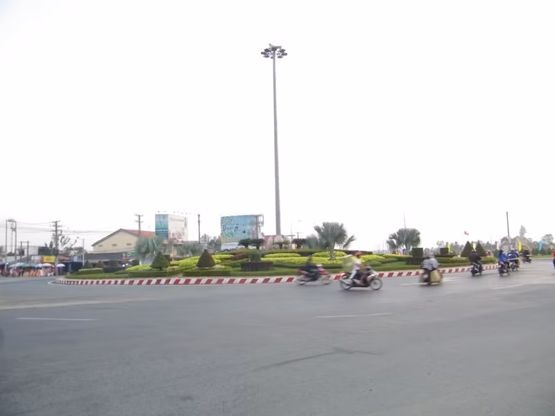 Vòng xoay vào thành phố Tân An được trang trí bằng những cây xanh được các nghệ nhân tạo hình rất đẹp mắt.