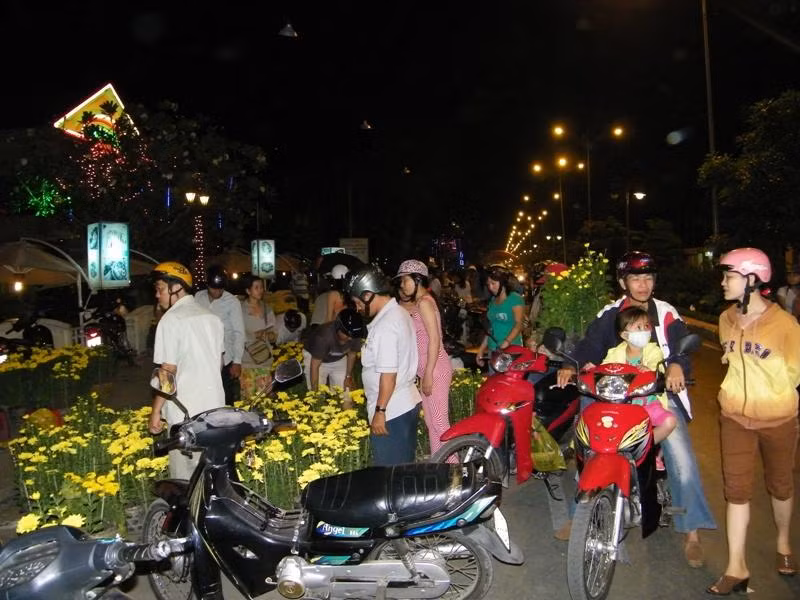 Đến giờ này là 22 giờ, con đường ngợp hoa của đường Nam Kỳ Khởi Nghĩa vẫn tấp nập người mua. Khoảng 1 giờ nữa, chợ hoa này sẽ được dọn dẹp, chuẩn bị đón giao thừa.