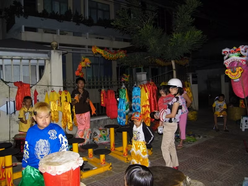 Những đội lân thiếu nhi làm tưng bừng thêm không khí xuân trên các con đường TP.Mỹ Tho.