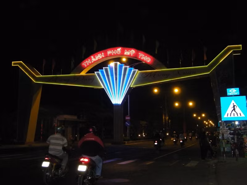 Cổng chào tại TP. Mỹ Tho được trang hoàng rực rỡ.