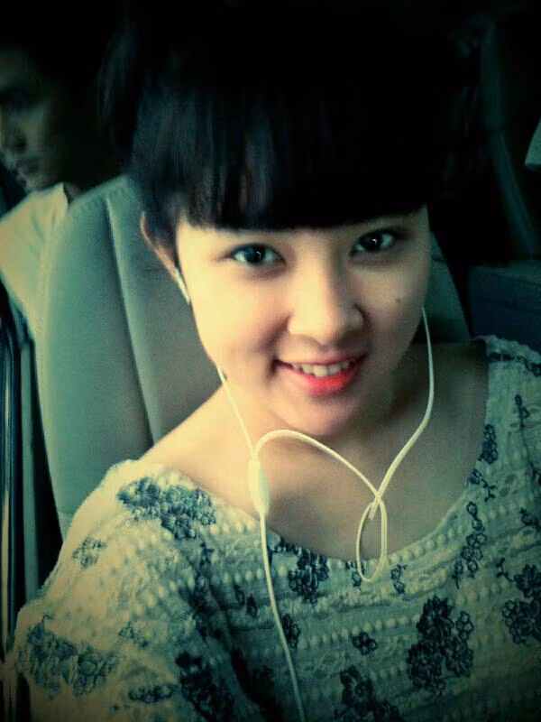 Cô nàng sở hữu khuôn mặt bẫu bĩnh, nụ cười sáng và dễ thương.