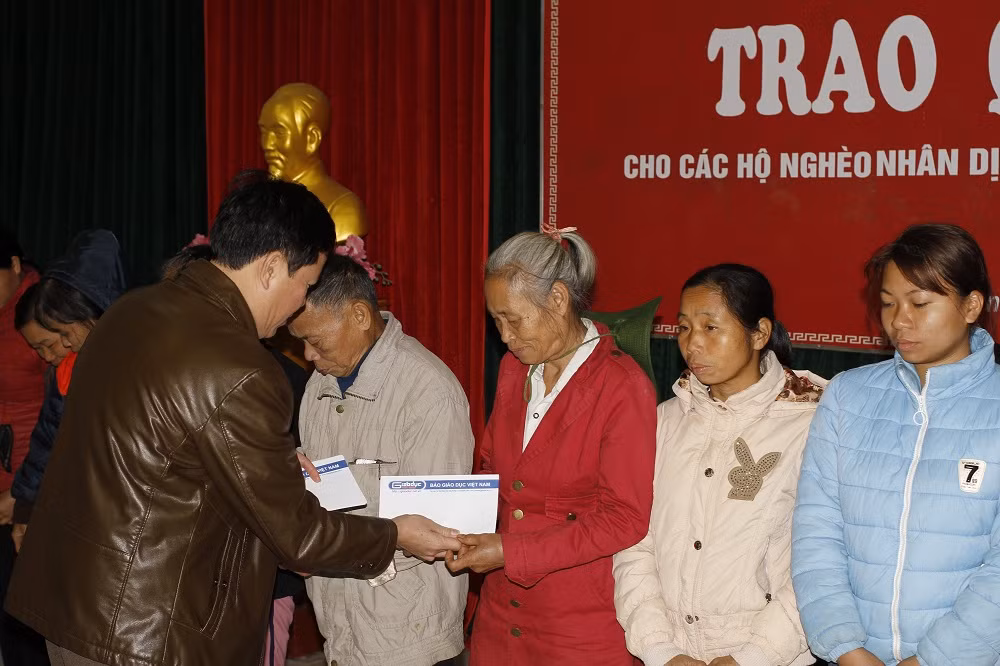 Ông Vũ Tiến Lộc trao quà cho bà con nghèo (ảnh Trinh Phúc).