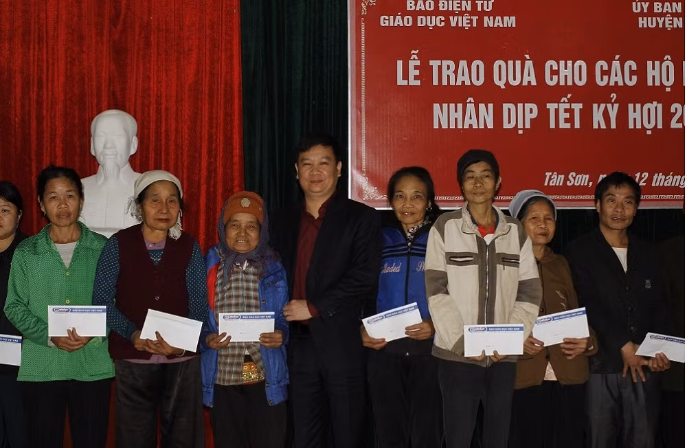 Ông Nguyễn Tiến Bình động viên bà con: "Dù nghèo cũng phải động viên con cháu cố gắng học tập vươn lên để thoát nghèo" (ảnh Trinh Phúc).