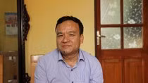 Hiệu trưởng Phùng Văn Tần liên tục cho rằng ban giám hiệu không liên quan đến việc mở thẻ tín dụng của 22 giáo viên, nhưng lại khuyên giáo viên không nên kiện tụng, làm rùm beng vấn đề. Ảnh: Vũ Phương.