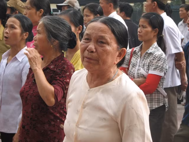 Bà Vũ Thị Quyết khóc thương cho đứa cháu đang bặt vô âm tín... Bà Vũ Thị Quyết khóc thương cho đứa cháu đang bặt vô âm tín...