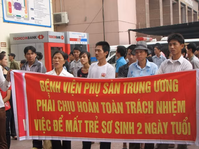 Người thân của chị Thơm yêu cầu lãnh đạo cao nhất của bệnh viện Phụ sản TƯ đối chất Người thân của chị Thơm yêu cầu lãnh đạo cao nhất của bệnh viện Phụ sản TƯ đối chất
