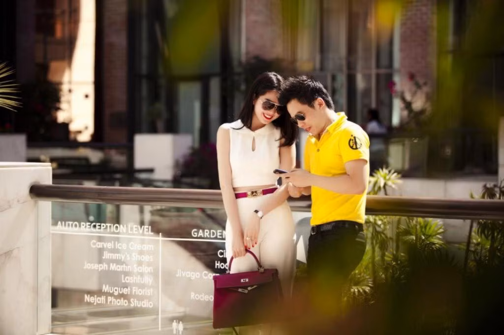 Cả hai có những hành động rất thân mật như một cặp tình nhân.