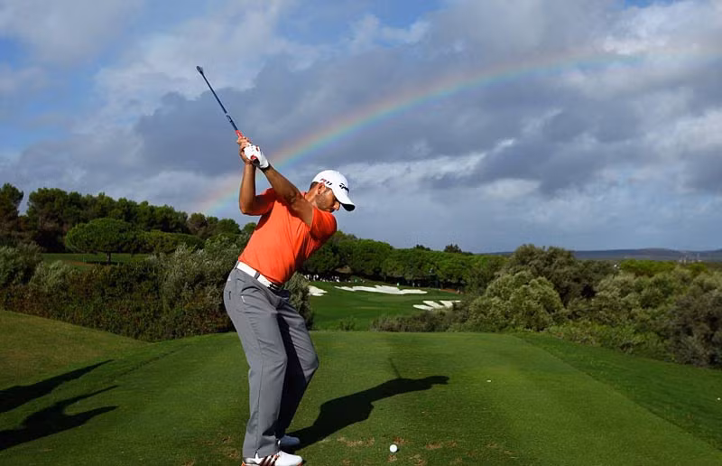 Sergio Garcia (TBN) đánh lỗ thứ 15 ở giải Andalucia Masters trong lúc cầu vồng xuất hiện trên không