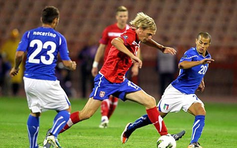 Krasic (áo đỏ) 2 năm nay nằm trong tầm ngắm của MU Krasic (áo đỏ) 2 năm nay nằm trong tầm ngắm của MU