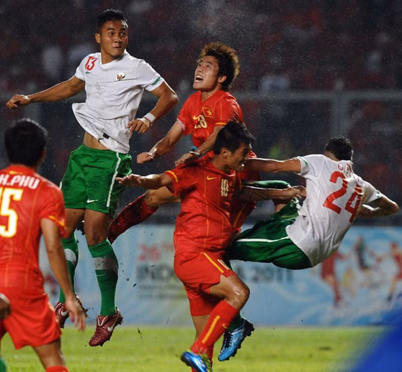 Gunawan Dwi Cahyo (trái) và Diego Michiels (phải) của U23 Indonesia giao tranh với Lê Văn Thắng (phải) và Chu Ngọc Anh (giữa) ở trận bán kết.
