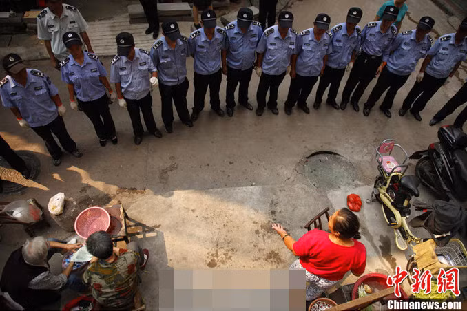 Lặng lẽ bao vây.