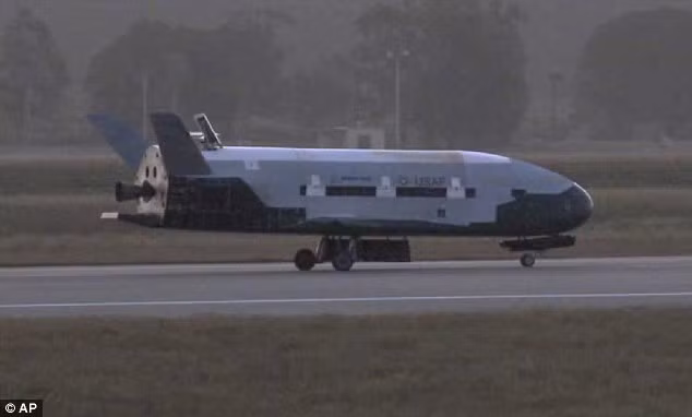Ngày 16/6, con tàu bí ẩn mang kí hiệu X-37B của Không quân Mỹ đã hạ cánh an toàn lúc 5 giờ 48 phút sáng tại một sân bay quân sự ở bang California sau 15 tháng hoạt động trên quỹ đạo Trái Đất. Ngày 16/6, con tàu bí ẩn mang kí hiệu X-37B của Không quân Mỹ đã hạ cánh an toàn lúc 5 giờ 48 phút sáng tại một sân bay quân sự ở bang California sau 15 tháng hoạt động trên quỹ đạo Trái Đất.