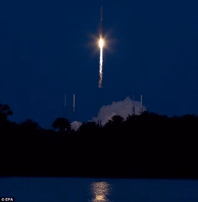 OTV-2 được phóng trên tên lửa đẩy Atlas 5 từ trạm không quân Cape Canaveral vào ngày 5/3/2011. OTV-2 được phóng trên tên lửa đẩy Atlas 5 từ trạm không quân Cape Canaveral vào ngày 5/3/2011.