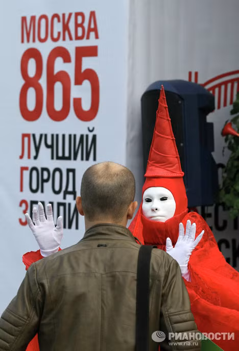 Liên hoan âm nhạc được tổ chức tại đài tưởng niệm Poklonnaya Gora ở phía tây Moscow. Liên hoan âm nhạc được tổ chức tại đài tưởng niệm Poklonnaya Gora ở phía tây Moscow.