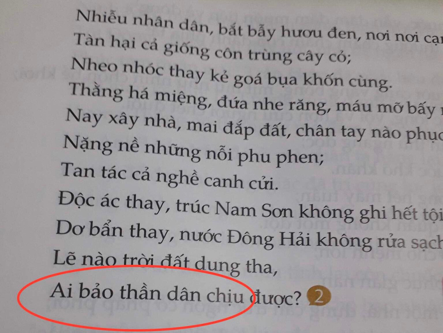 Sách giáo khoa Ngữ văn 10- bộ Cánh Diều (ảnh trên) và bộ Kết nối tri thức với cuộc sống (ảnh dưới) đều ghi "thần nhân". (Ảnh: Hương Ly)