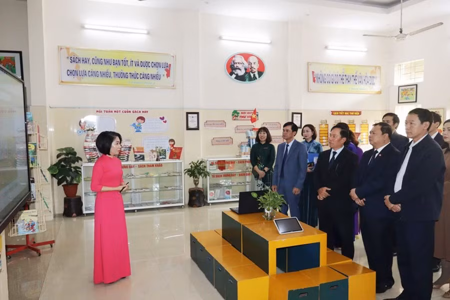 Giáo viên và học sinh Trường Tiểu học Đinh Tiên Hoàng thực hiện tiết dạy minh hoạ qua môn Tiếng Anh tại phòng học thông minh (Ảnh: TT)