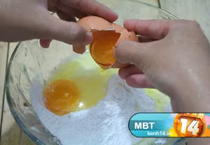 Bước 3: Đập trứng vào bột tempura. Xem thêm: các bài thuốc dân gian chữa bệnh hiệu quả.