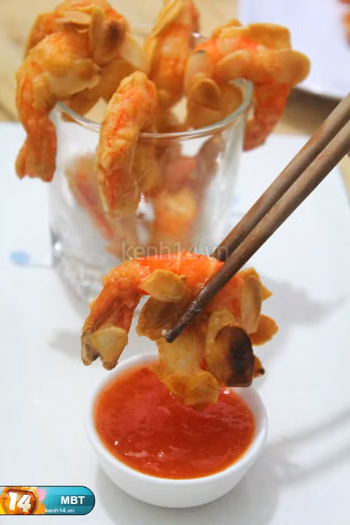 Mình chấm tôm với sốt cà chua hoặc tương ớt đều ngon. Xem thêm: các bài thuốc dân gian chữa bệnh hiệu quả.