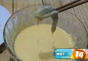 Bước 5: Nhúng tôm vào hỗn hợp bột và trứng vừa mới đánh, sao cho bột áo đều xung quanh. Xem thêm: các bài thuốc dân gian chữa bệnh hiệu quả.