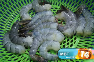 Bước 1: Bóc vỏ tôm, chừa đuôi, rửa thật sạch và để ráo. Xem thêm: các bài thuốc dân gian chữa bệnh hiệu quả.