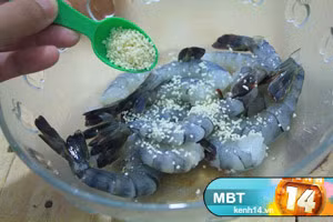 Bước 2: Ướp tôm với hạt nêm cho vừa khẩu vị trong khoảng 15 phút. Xem thêm: các bài thuốc dân gian chữa bệnh hiệu quả.