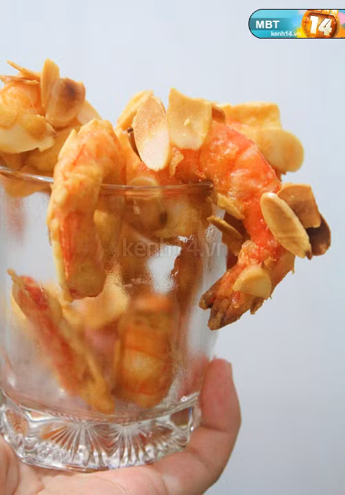 Xếp tôm tẩm hạnh nhân theo kiểu cooktail. Xem thêm: các bài thuốc dân gian chữa bệnh hiệu quả.