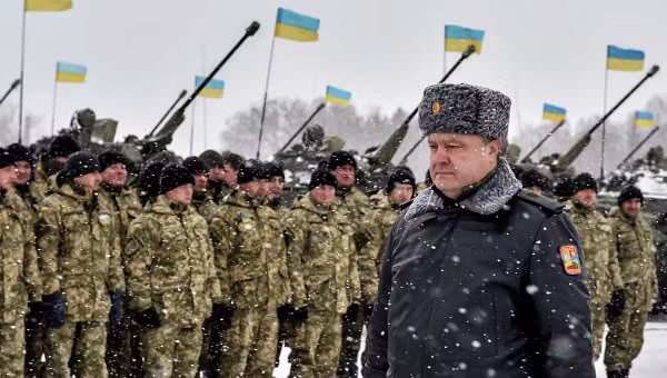 Tổng thống Ukraine Potro Poroshenko (phải). Tổng thống Ukraine Potro Poroshenko (phải).
