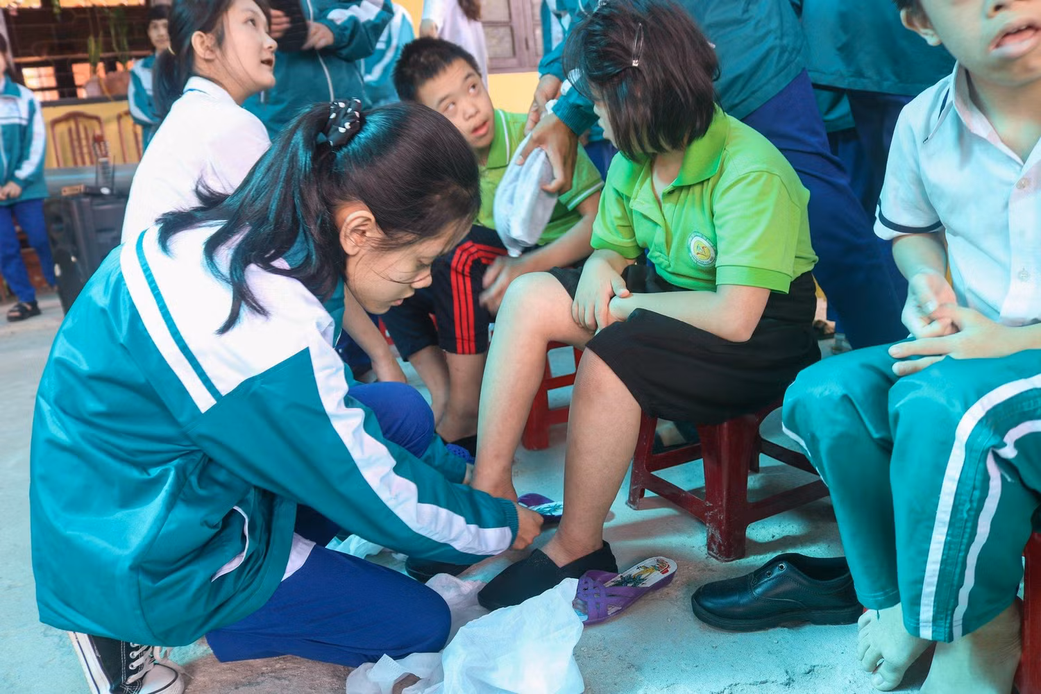 Chi đoàn 10A9 tham gia chương trình tình nguyện tại Trường Trẻ em Khuyết tật tỉnh Quảng Trị. Ảnh: Đoàn trường Đông Hà Chi đoàn 10A9 tham gia chương trình tình nguyện tại Trường Trẻ em Khuyết tật tỉnh Quảng Trị. Ảnh: Đoàn trường Đông Hà