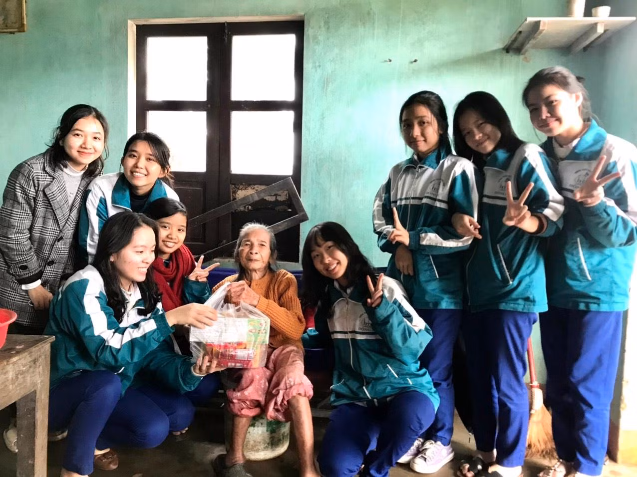 Hoạt động tình nguyện “ Chăm sóc cụ bà neo đơn” của đoàn trường Trung học phổ thông Đông Hà. Ảnh: Đoàn trường Đông Hà Hoạt động tình nguyện “ Chăm sóc cụ bà neo đơn” của đoàn trường Trung học phổ thông Đông Hà. Ảnh: Đoàn trường Đông Hà