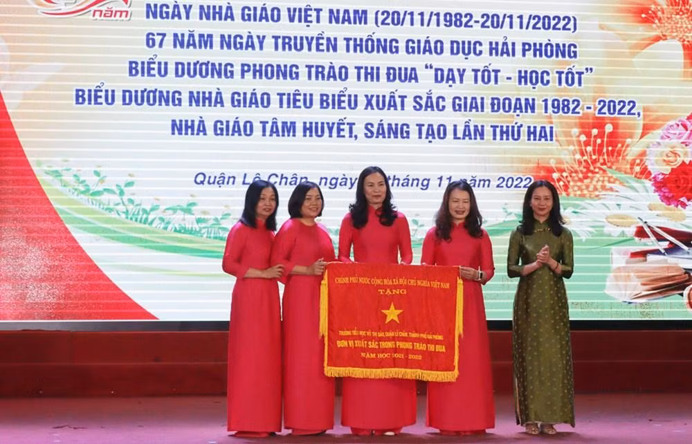 Bà Trần Thu Hương - Bí thư Quận ủy Lê Chân trao Cờ thi đua xuất sắc của Chính phủ cho Trường Tiểu học Võ Thị Sáu (Ảnh: HT)