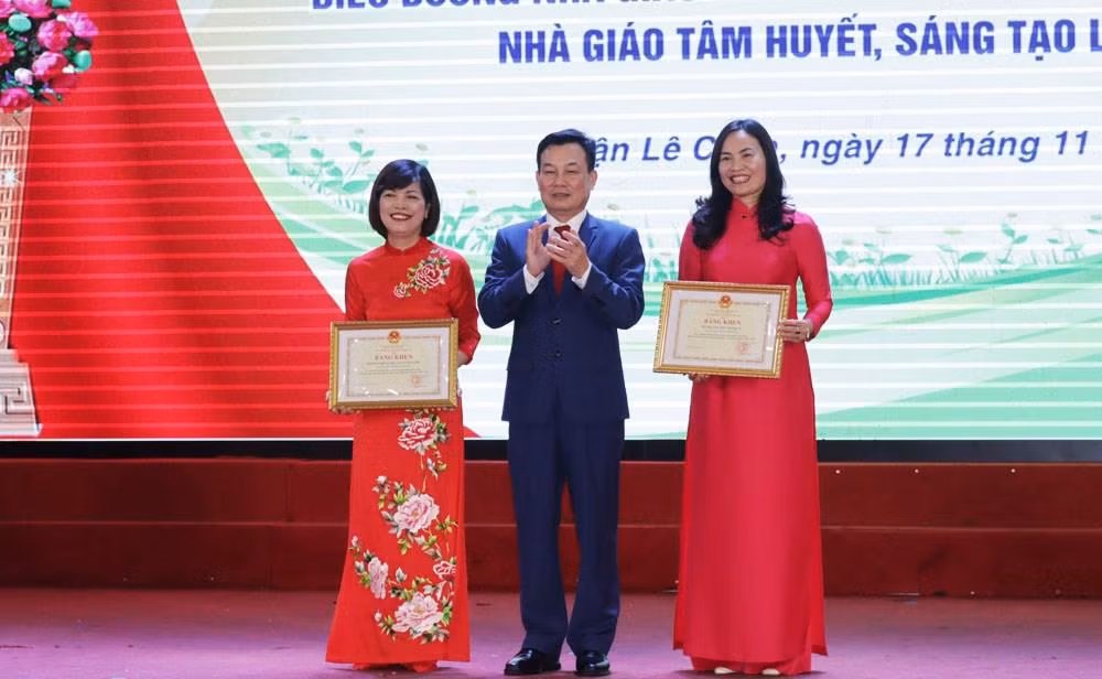 Các tập thể được nhận Bằng khen của Bộ trưởng Bộ Giáo dục và Đào tạo (Ảnh: HT)