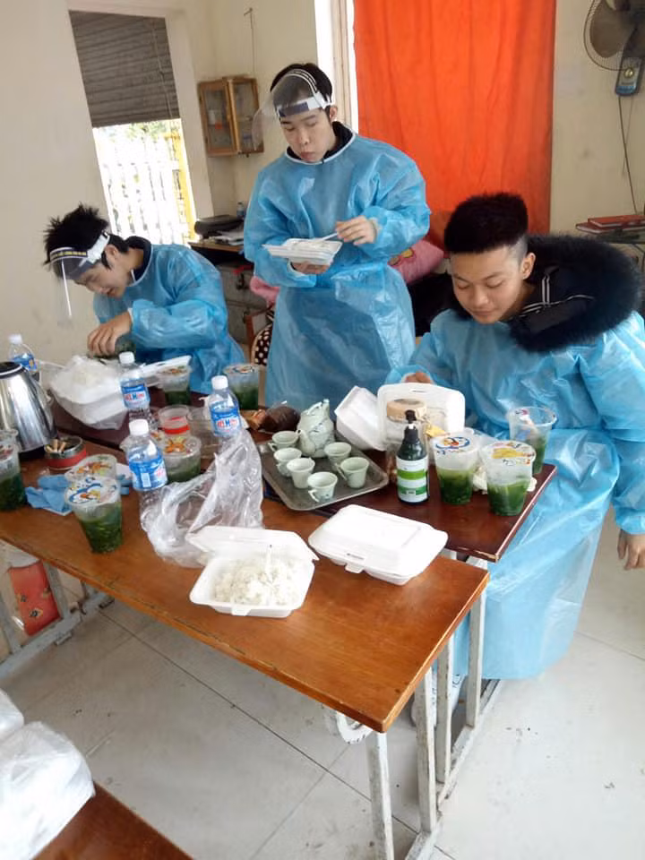 Phút nghỉ ngơi của sinh viên tình nguyện Đại học Sao Đỏ.