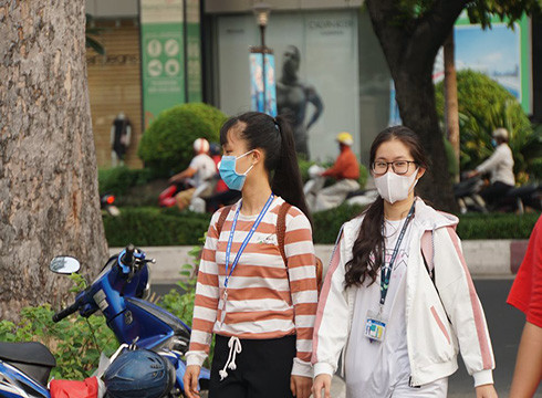 Sinh viên Trường Đại học Y Dược Thành phố Hồ Chí Minh háo hức đến trường sau khi chống dịch (ảnh: P.L)