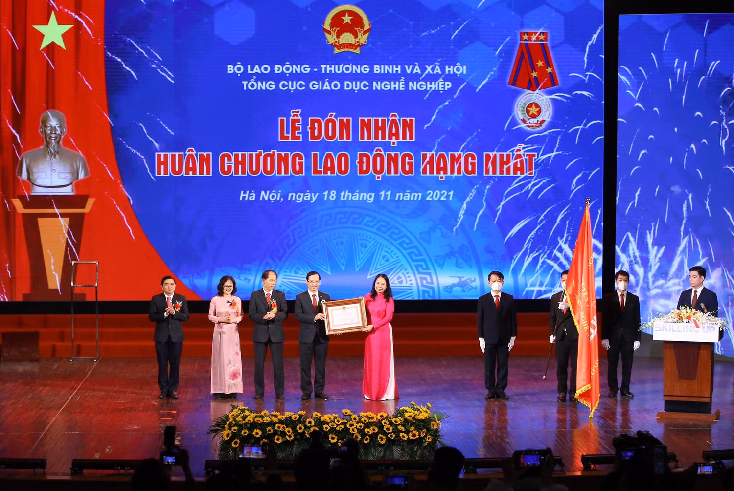 Phó Chủ tịch nước Võ Thị Ánh Xuân trao Huân chương Lao động hạng Nhất tặng Tổng cục Giáo dục nghề nghiệp (Bộ Lao động - Thương binh và Xã hội). Ảnh: Ban tổ chức Phó Chủ tịch nước Võ Thị Ánh Xuân trao Huân chương Lao động hạng Nhất tặng Tổng cục Giáo dục nghề nghiệp (Bộ Lao động - Thương binh và Xã hội). Ảnh: Ban tổ chức