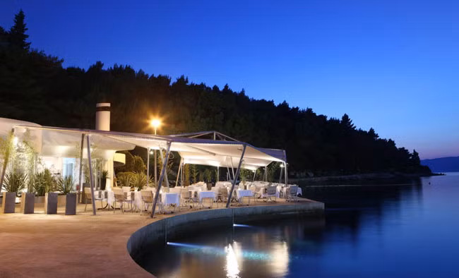 Cavtat, Croatia : Mặc dù ở Dubrovnik số lượng du khách mỗi năm đều không ngừng tăng lên, thế nhưng nó vẫn là một điểm đến lí tưởng ở bên bờ biển Adriatic. Từ những quán rượu xa hoa của Croatia có thể nhìn xuống toàn bộ bến cảng, nếu như du khách không thích vẻ ngoài cũ kĩ của chúng thì ở đây vẫn còn rất nhiều nhà hàng với thiết kế sang trọng đã từng tiếp đón rất nhiều vị khách giàu có.