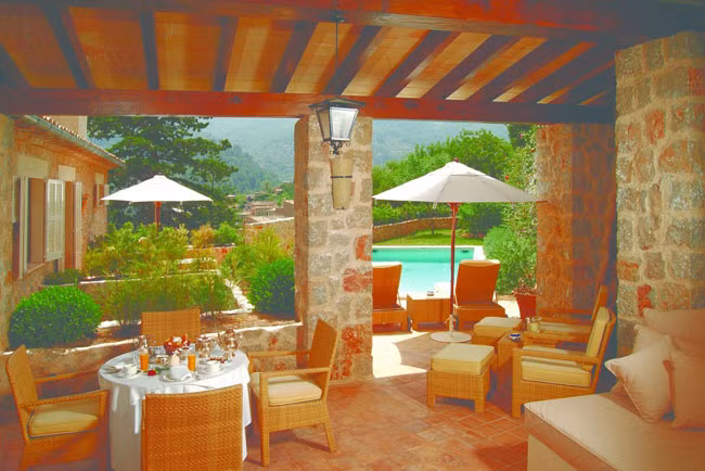 Waterman, Deia, đảo Majorca, Tây Ban Nha: Mọi người thường khá xa lại với đảo Majorca. Ven bờ biển ở đây có những ngôi nhà cổ đã bị bỏ hoang từ lâu, những ngọn núi đá vôi dốc đứng về phía biển và những rừng thông tuyệt đẹp, nhiều nhà nghệ thuật và lãnh đạo lớn đều đã tới du lịch trên những đỉnh núi cao ở đây. Những quán rượu La Residensial nằm trên những cánh đồng cam quýt ở Deia, thậm chí thu hút đến cả Richard Branson, Robert Graves… cũng như rất nhiều nhà nghệ thuật khác.