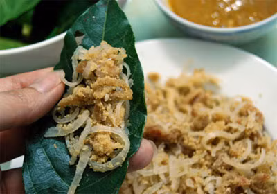 Nguồn bệnh chủ yếu là lợn, bệnh lây sang người khi người ăn phải thịt lợn có ấu trùng chưa được nấu chín do ăn các món như nem sống làm từ thịt lợn, ăn thịt lợn tái, thịt hun khói hoặc ướp muối, ăn tiết canh lợn. Nguồn bệnh chủ yếu là lợn, bệnh lây sang người khi người ăn phải thịt lợn có ấu trùng chưa được nấu chín do ăn các món như nem sống làm từ thịt lợn, ăn thịt lợn tái, thịt hun khói hoặc ướp muối, ăn tiết canh lợn.