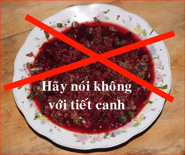 Để phòng bệnh liên cầu lợn, người dân không nên mua bán, giết thịt và ăn thịt lơn bệnh và chết. Tuyệt đối không ăn tiết canh lợn. Khi phải tiếp súc với lợn nghi hoặc mắc bệnh liên cầu cần phải đeo khẩu trang, gang tay và mặc quần áo bảo hộ lao động. Khi nghi bị bệnh liên cầu lợn cần đến các sơ sở y tế sớm để được chẩn đoán và điều trị kịp thời. Để phòng bệnh liên cầu lợn, người dân không nên mua bán, giết thịt và ăn thịt lơn bệnh và chết. Tuyệt đối không ăn tiết canh lợn. Khi phải tiếp súc với lợn nghi hoặc mắc bệnh liên cầu cần phải đeo khẩu trang, gang tay và mặc quần áo bảo hộ lao động. Khi nghi bị bệnh liên cầu lợn cần đến các sơ sở y tế sớm để được chẩn đoán và điều trị kịp thời.