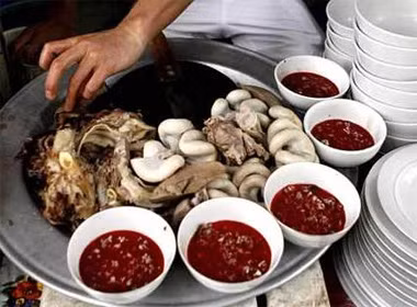Bệnh liên cầu khuẩn ở lợn lây lan sang người theo một trong các cách sau: Do người ăn phải tiết canh lợn bị bệnh liên cầu, thực tế ở nước ta, trên 70% bệnh nhân mắc liên cầu khuẩn lợn là do ăn tiết canh lợn. Bệnh liên cầu khuẩn ở lợn lây lan sang người theo một trong các cách sau: Do người ăn phải tiết canh lợn bị bệnh liên cầu, thực tế ở nước ta, trên 70% bệnh nhân mắc liên cầu khuẩn lợn là do ăn tiết canh lợn.
