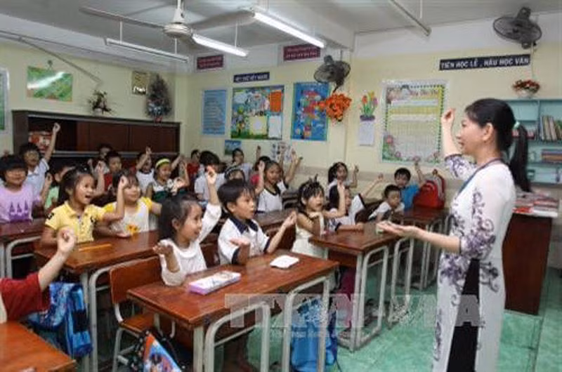Giáo viên cùng các em học sinh (Ảnh minh họa: TTXVN). Giáo viên cùng các em học sinh (Ảnh minh họa: TTXVN).