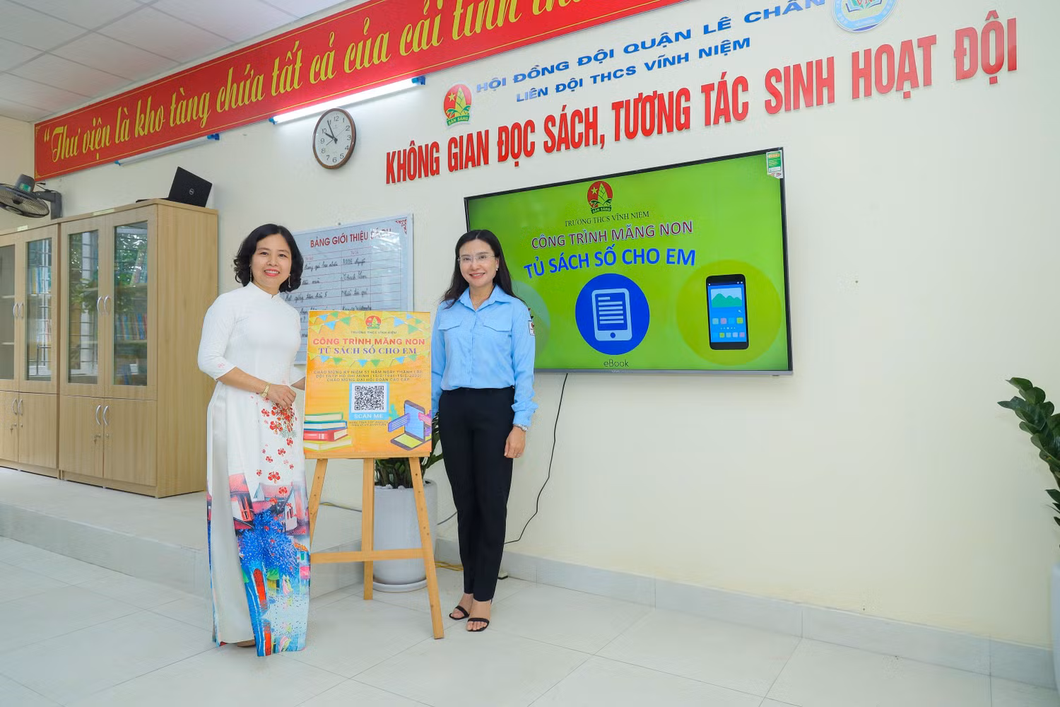 Chuỗi “Tủ sách số cho em” tại Trường Trung học cơ sở Vĩnh Niệm và Trung học cơ sở Trần Phú cho phép tra cứu gần 500 đầu sách qua mã QR (Ảnh: Phạm Linh)
