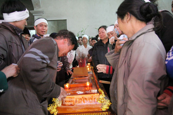 Ông Nguyễn Công Thành đau đớn nhìn mặt con gái mình lần cuối (Ảnh: Nam Phong)